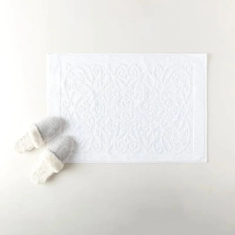 عکس حوله پا مادام کوکو برتا سفید 50×70