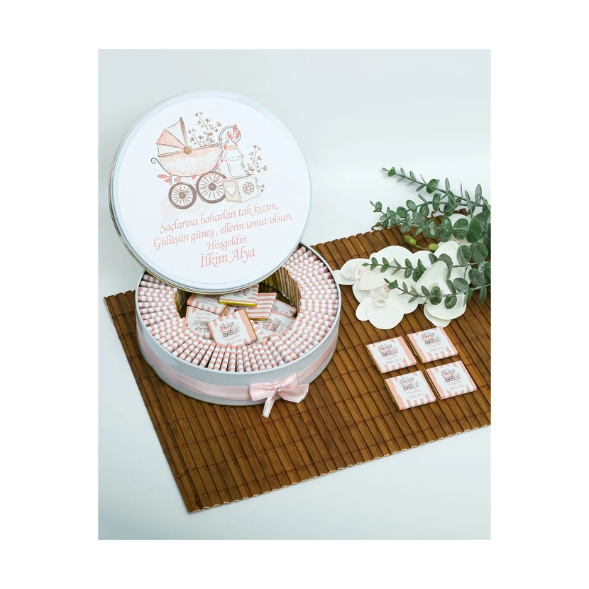بسته 100 عددی شکلات هدیه خوش‌آمدگویی نوزاد دختر با تم کالسکه و نام سفارشی