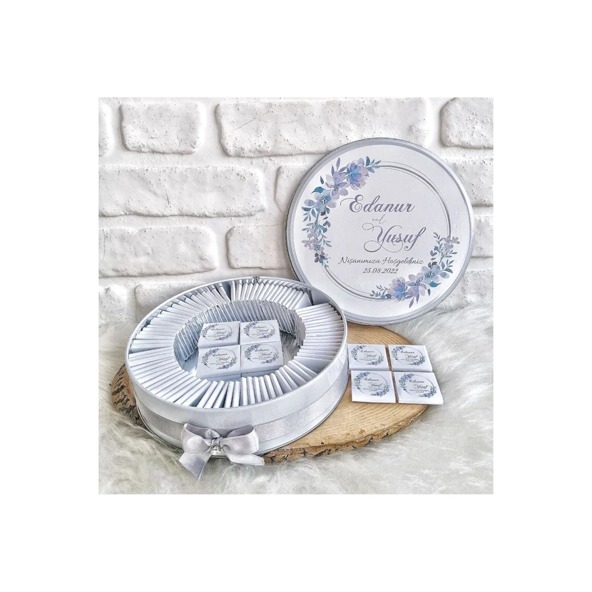 100 عدد شکلات هدیه گل‌دار با نام اختصاصی مناسب نامزدی و عقد