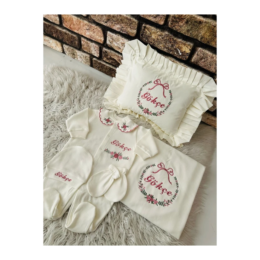 ست خروجی بیمارستانی نوزاد با گلدوزی (پتو، بالشت، سرهمی، کلاه، دستکش)