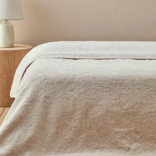 عکس پتو دو نفره طرح برجسته انگلیش هوم رز کرم